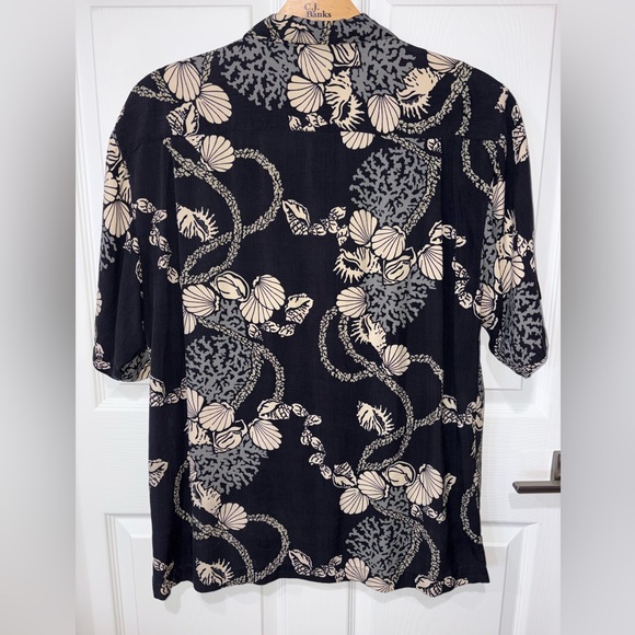 Vintage Tommy Bahama Men’s Hawaiian Button Up Shirt M 100% silk Blue w/shells - Picture 2 of 6